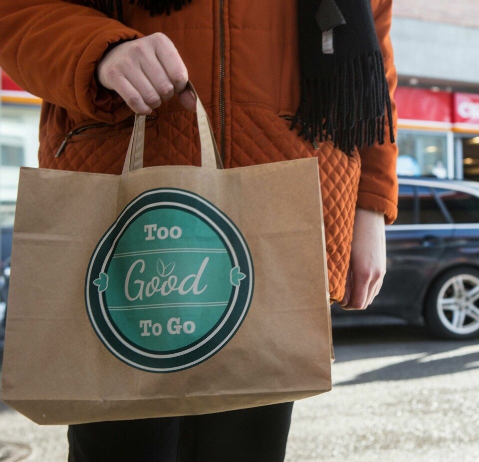REDD MATEN: Ved seks Circle K-stasjoner i Østfold kan du bekjempe matsvinn ved å kjøpe en Too Good To Go-pose.