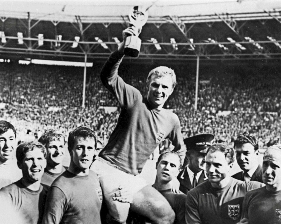 verdensmestere: I 1966 kunne Bobby Moore stolt heve VM-trofeet over hodet etter at England slo Tyskland 4-2 i finalen hjemme på Wembley. Dette er foreløpig første og siste gang fotballnasjonen England har klart å bli verdensmester. FOTO: AFP/NTB SCANPIX
