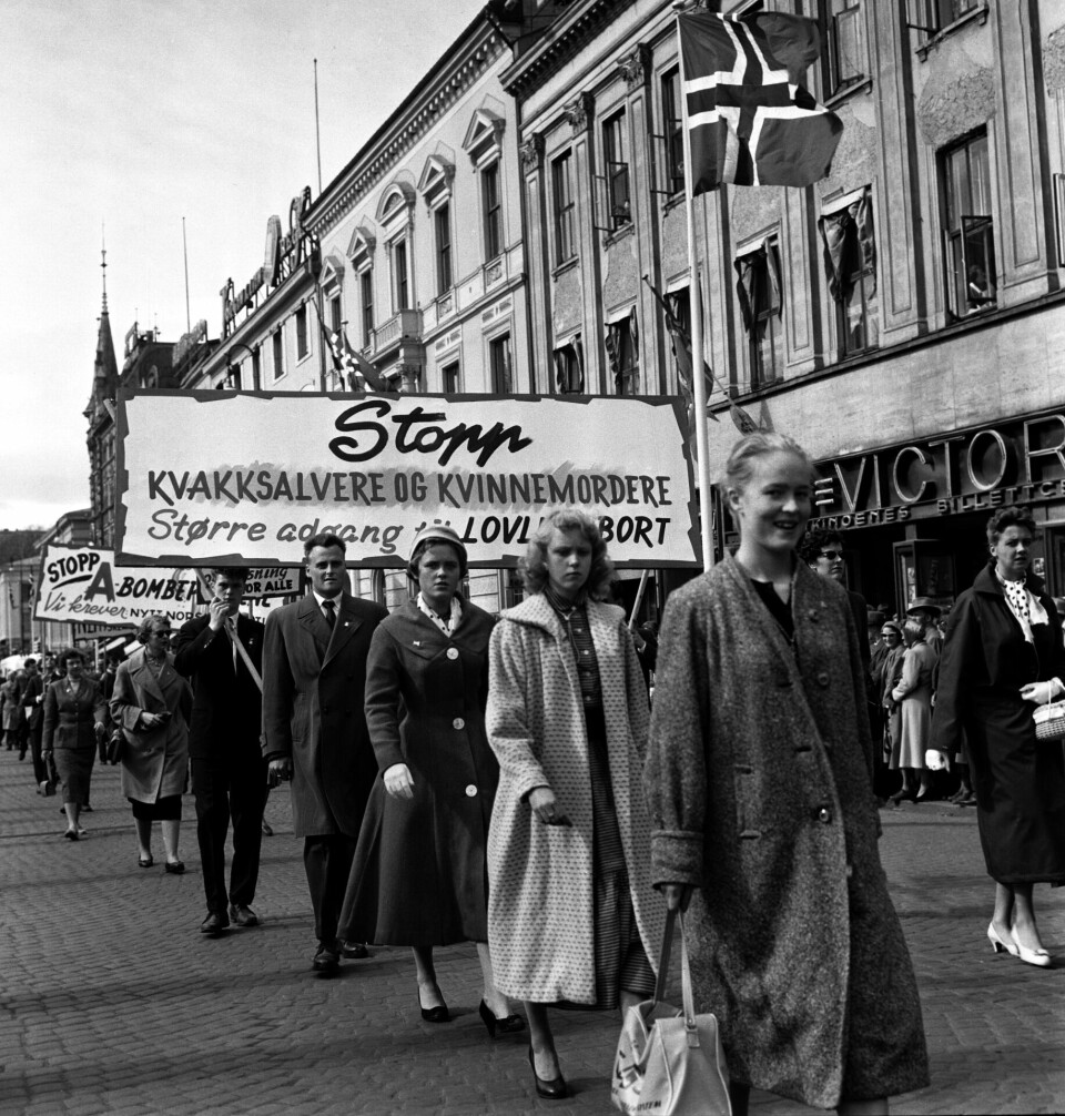 Parole mot kvakksalvere og for lovlig abort i 1. mai-toget 1958. Parole mot kvakksalvere og for lovlig abort i 1. mai-toget 1958.