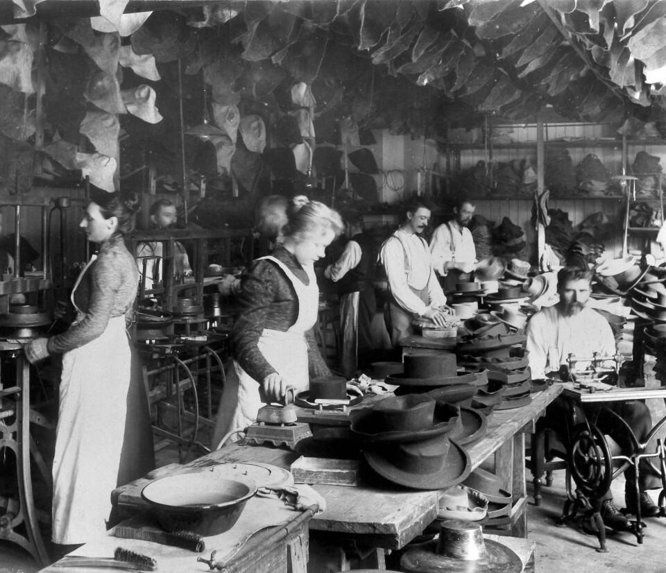 I Gøteborggata ble det også produsert filtplater til hatteproduksjon. Dette bildet er fra Carl Gulbrandsen & Co. Hattefabrikk i Karl Johans gate 16. Foto fra cirka 1900: Narve Skarpmoen/Oslo Museum I Gøteborggata ble det også produsert filtplater til hatteproduksjon. Dette bildet er fra Carl Gulbrandsen & Co. Hattefabrikk i Karl Johans gate 16. Foto fra cirka 1900: Narve Skarpmoen/Oslo Museum