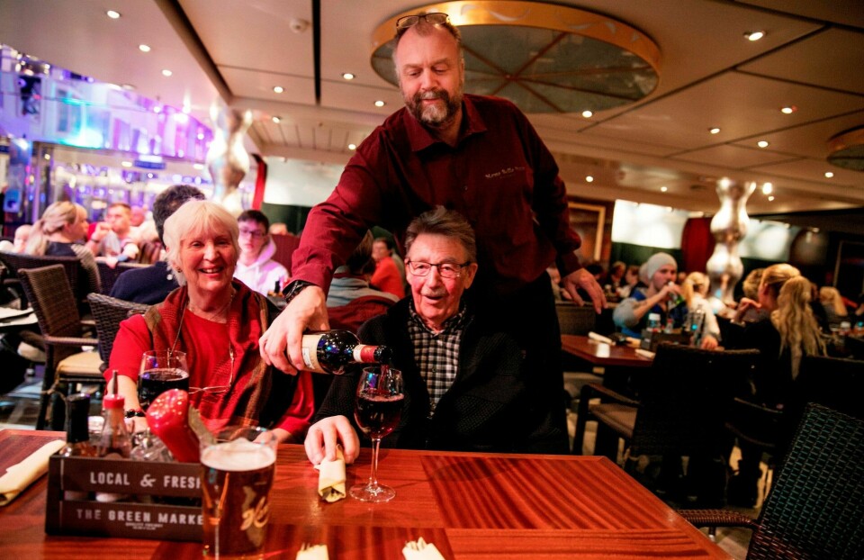stamgjester: Bjørg og Gustav Vestvik er ofte å skue i pizzarestauranten «Mama Bella» på Kiel-ferja. Her får de servert vin av servitør Magnus Persson. stamgjester: Bjørg og Gustav Vestvik er ofte å skue i pizzarestauranten «Mama Bella» på Kiel-ferja. Her får de servert vin av servitør Magnus Persson.