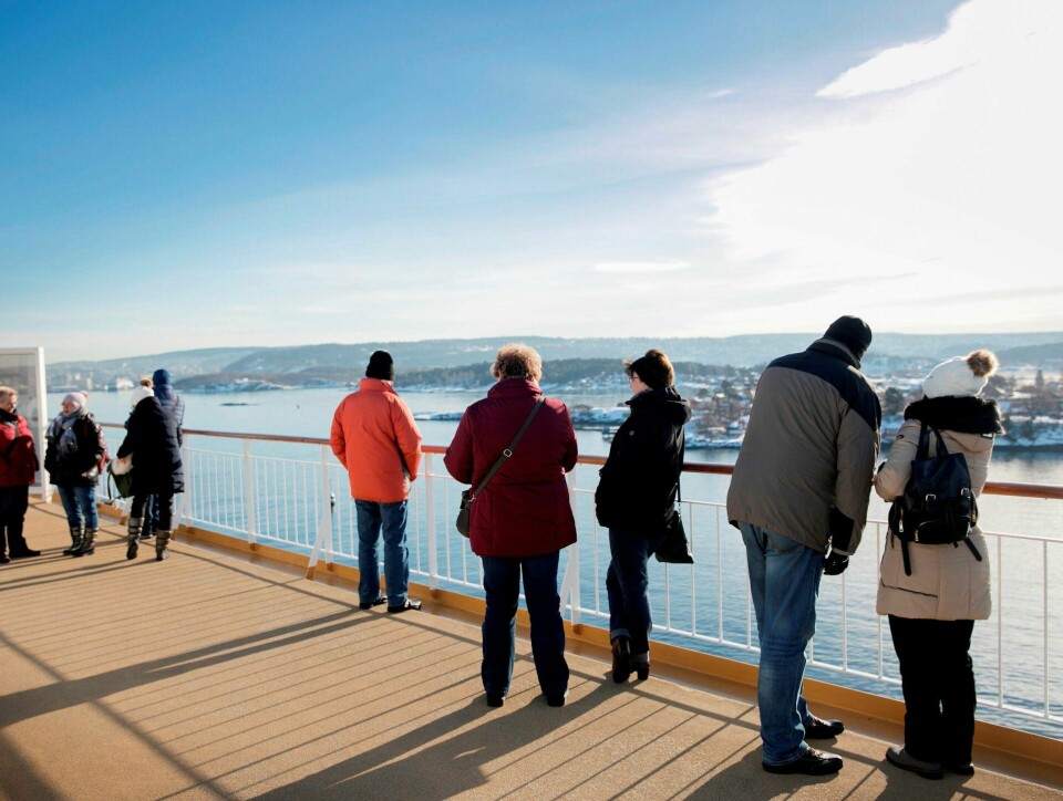 Mange av passasjerene på Kiel-ferja vender tilbake år etter år, forteller de ansatte på båten. Her skuer et knippe av dem utover vinterlandskapet i Oslo på tilbaketuren fra den tyske kystbyen.
