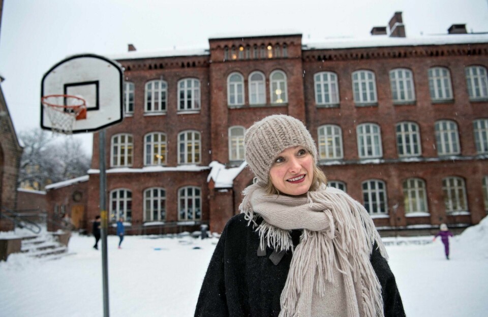 Skolebyråd Inga Marte Thorkildsen venter spent på en ny rapport fra Deloitte. Der skal det komme forslag til nye måter å finansiere videregående skoler på. Her er hun foran Lilleborg skole i Oslo.