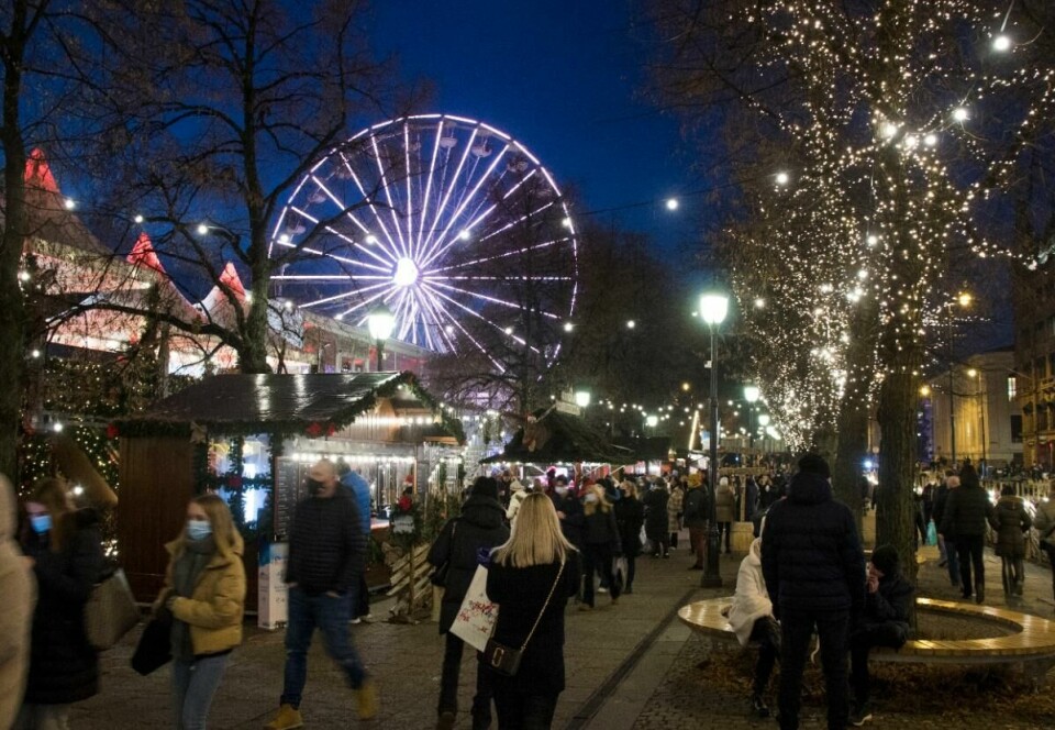 I desember beregnet FHI at smitta personer smittet 0,8 personer. Nå er de nye beregningene at en smitta personer smitter 1,3 personer. Her fra julemarkedet i Spikersuppa i Oslo. I desember beregnet FHI at smitta personer smittet 0,8 personer. Nå er de nye beregningene at en smitta personer smitter 1,3 personer. Her fra julemarkedet i Spikersuppa i Oslo.
