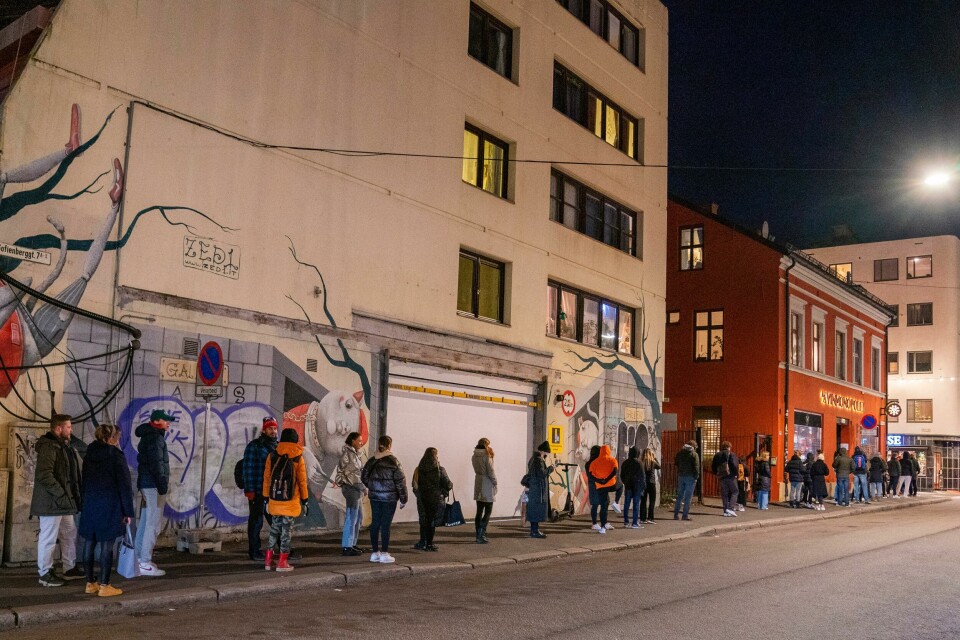 Køen til Vinmonopolet på Grünerløkka i Oslo strakk seg ofte langt i 2020. På grunn av begrensninger på hvor mange kunder som kan være i butikken samtidig holder en vekter orden på køen. Oslo 20201127. Køen til Vinmonopolet på Grünerløkka i Oslo strekker seg langt like før stengetid fredag ettermiddag. På grunn av begrensninger på hvor mange kunder som kan være i butikken samtidig holder en vekter orden på køen.Foto: Håkon Mosvold Larsen / NTB
