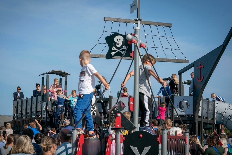 Det er lite som skiller en offentlig og en privat barnehage på utsiden. Foto: Heiko Junge/NTB Fosnavåg 20190802.
Statsminister Erna Solberg klipper snor under sitt besøk til Troll-Myra barnehage i Fosnavåg. Den private barnehagen, som fyller 30 år, har fått et helt nytt og påkostet lekeområde. Solberg er på valgkamp turné på Vestlandet.
Foto: Heiko Junge / NTB