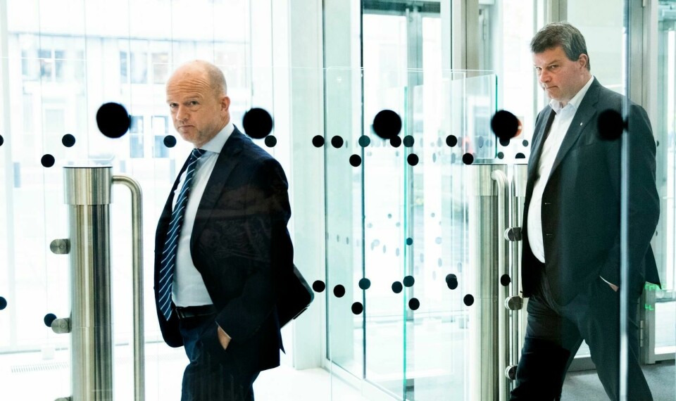 Toppene i norsk arbeidsliv, NHO-sjef Ole Erik Almlid (f.v.) og LO-leder Hans-Christian Gabrielsen, sier regjeringen ikke må svikte bedriftene og de permitterte på oppløpssiden. OSLO, NORGE 20201026. Administrerende direktør i NHO, Ole Erik Almlid (f.v.) og LO-leder Hans-Christian Gabrielsen ankommer pressekonferansen etter møtet med
helse- og omsorgsminister Bent Høie (H)Foto: Berit Roald / NTB