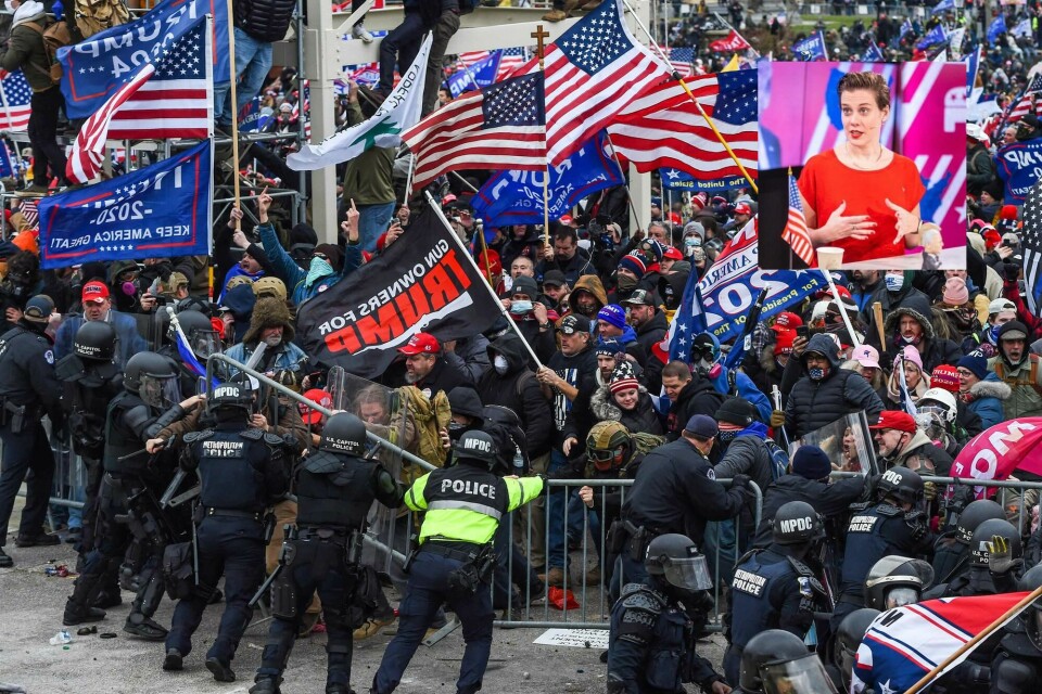Trump supporters clash with police and security forces as they storm the US Capitol in Washington, DC on January 6, 2021. - Demonstrators breeched security and entered the Capitol as Congress debated the a 2020 presidential election Electoral Vote Certification. (Photo by ROBERTO SCHMIDT / AFP) Trump supporters clash with police and security forces as they storm the US Capitol in Washington, DC on January 6, 2021. - Demonstrators breeched security and entered the Capitol as Congress debated the a 2020 presidential election Electoral Vote Certification. (Photo by ROBERTO SCHMIDT / AFP)