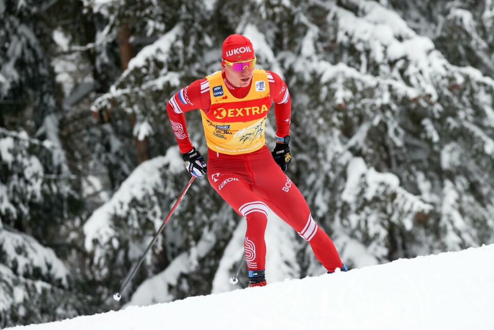 Aleksandr Bolsjunov gikk inn til ny seier i praktfulle vinterlige omgivelser i Toblach tirsdag. Russia's Alexander Bolshunov competes on his way to win a Tour de Ski, men's 15-kilometer freestyle, interval start cross-country ski event, in Dobbiaco (Toblach), Italy, Tuesday, Jan. 5, 2021. (AP Photo/Alessandro Trovati)