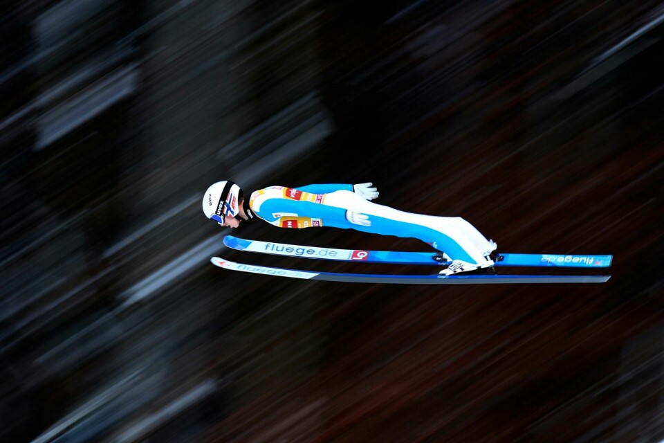 Hoppukeleder Kamil Stoch vant kvalifiseringen i Bischofshofen hårfint foran nordmennene Robert Johansson og Halvor Egner Granerud (bildet). Halvor Egner Granerud of Norway soars through the air during his trial jump at the fourth stage of the 69th four hills ski jumping tournament in Bischofshofen, Austria, Tuesday, Jan. 5, 2021. (AP Photo/Matthias Schrader)