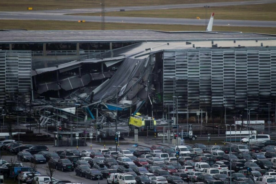 Deler av parkeringshuset raste sammen etter brannen på Stavanger lufthavn Sola for et år siden.