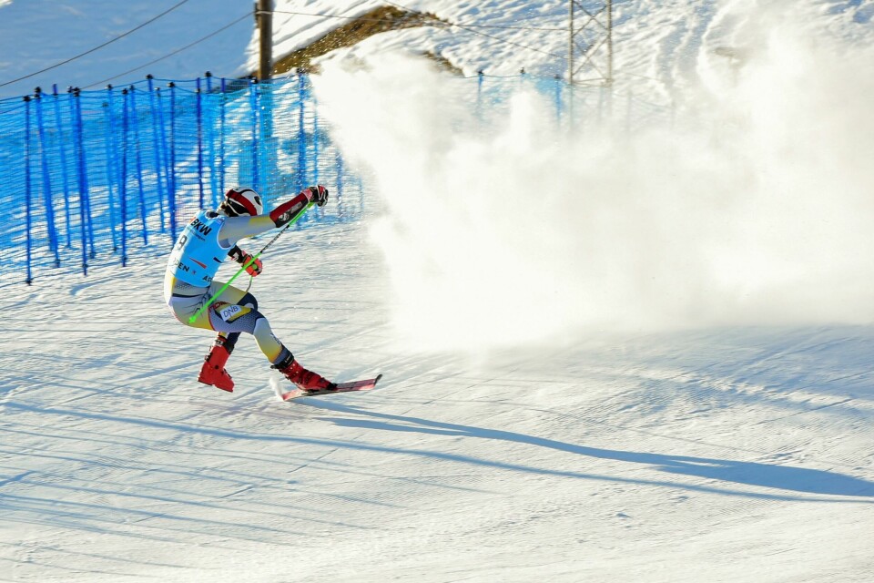 Lucas Braathen falt i målområdet og pådro seg en kneskade som gjør at han mister resten av sesongen. Foto: Marco Tacca / AP / NTB Norway's Lucas Braathen falls at the finish line during an alpine ski, men's World Cup giant slalom, in Adelboden, Switzerland, Friday, Jan.8, 2021. (AP Photo/Marco Tacca)