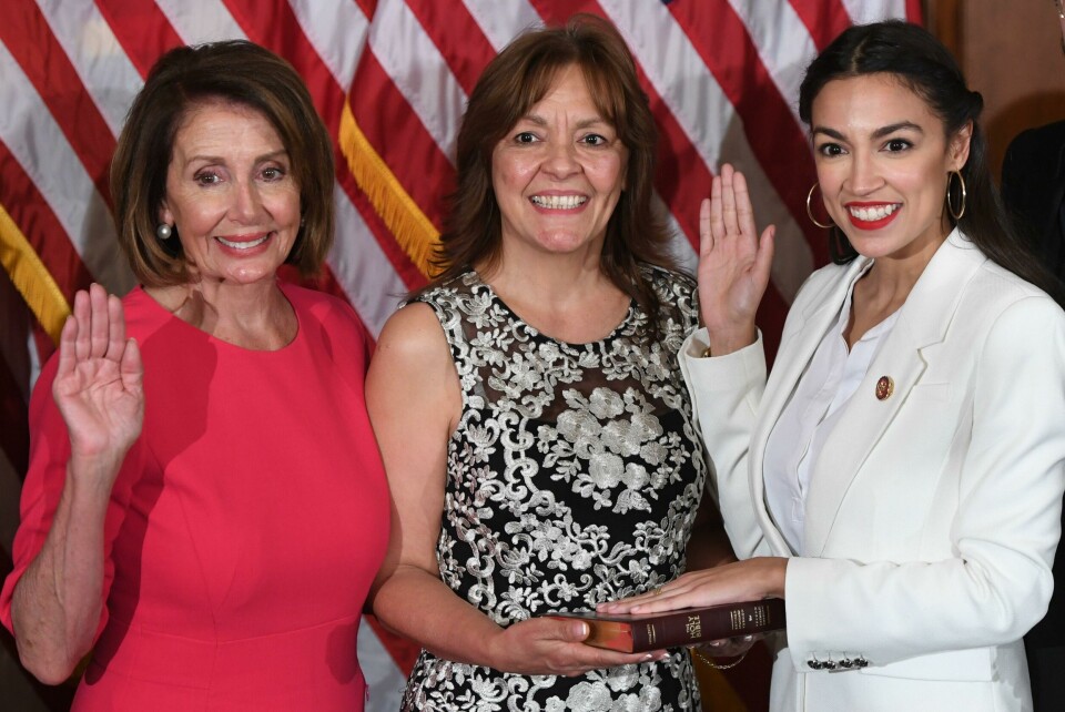 Den gang da - Nancy Pelosi (t.v.) tar Alexandria Ocasio-Cortez (t.h.) i ed etter kongressvalget i 2018. Speaker of the House Nancy Pelosi (L) performs a ceremonial swearing-in for US House Representative Alexandria Ocasio-Cortez (R), D-NY, at the start of the 116th Congress at the US Capitol in Washington, DC, January 3, 2019. (Photo by SAUL LOEB / AFP)