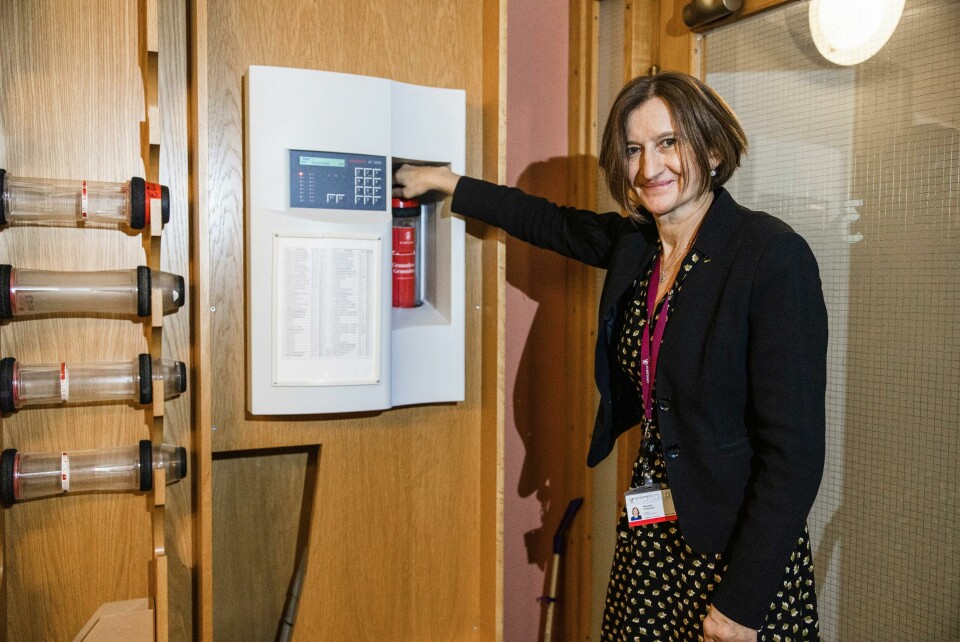 Marianne Andreassen er Stortingets direktør. Oslo 20201211. Stortingsdirektør Marianne Andreassen med rørpost på Stortinget. I over 150 år har rørpostsystemet på Stortinget vært i bruk. Årlig sendes rundt 5.000 forsendelser med rørposten – eller nesten 14 hver dag.Foto: Jil Yngland / NTB