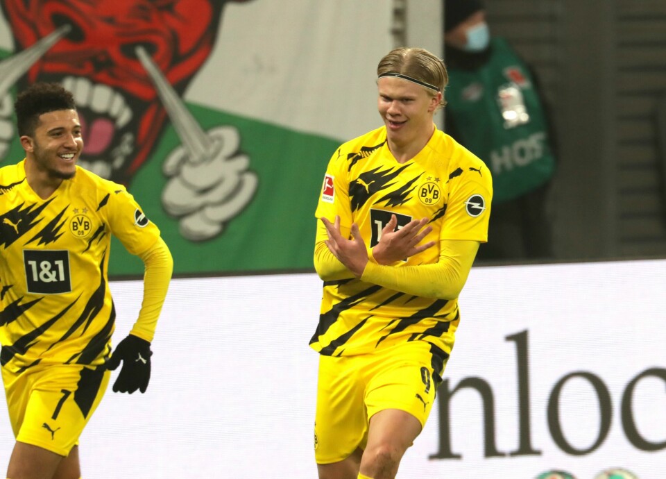 Erling Braut Haaland feirer sitt første mål for året i 3-1-seieren over RB Leipzig. Dortmund's Erling Haaland celebrates after scoring his side's second goal during the German Bundesliga soccer match between RB Leipzig and Borussia Dortmund in Leipzig, Germany, Saturday, Jan. 9, 2021. (AP Photo/Michael Sohn)