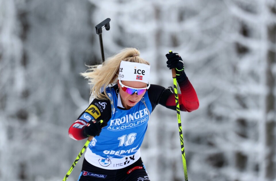 Tiril Eckhoff vant lørdagens jaktstart i verdenscupen skiskyting. Foto: Matthias Schrader, AP / NTB Norway's Tiril Eckhoff runs during the women's 7.5 km sprint race at the Biathlon World Cup in Oberhof, Germany, Friday, Jan. 8, 2021. (AP Photo/Matthias Schrader)