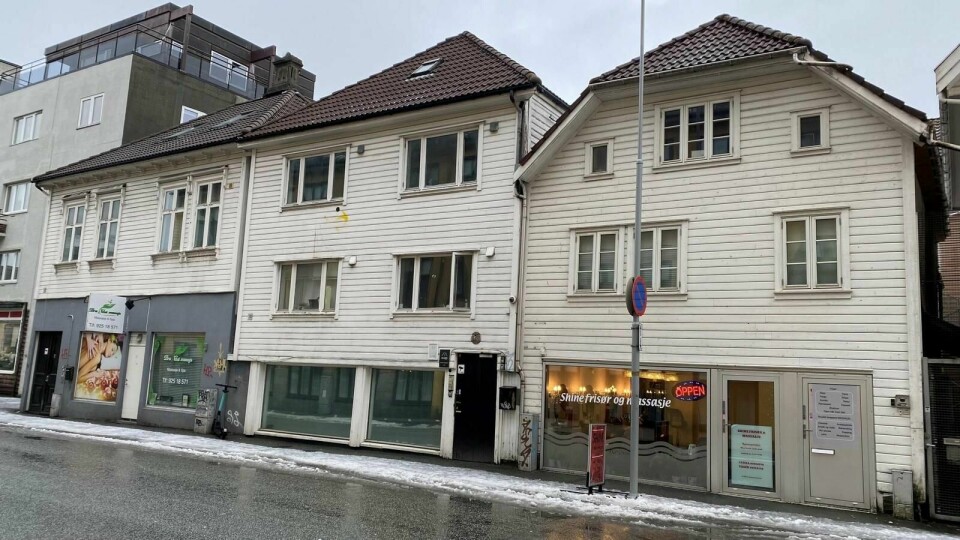 Bostedsløse fra Sandnes får tilbud om overnatting i Bergelandsgata på Storhaug. Nå skal politikerne i Stavanger diskutere praksisen. Foto: Arne Birkemo