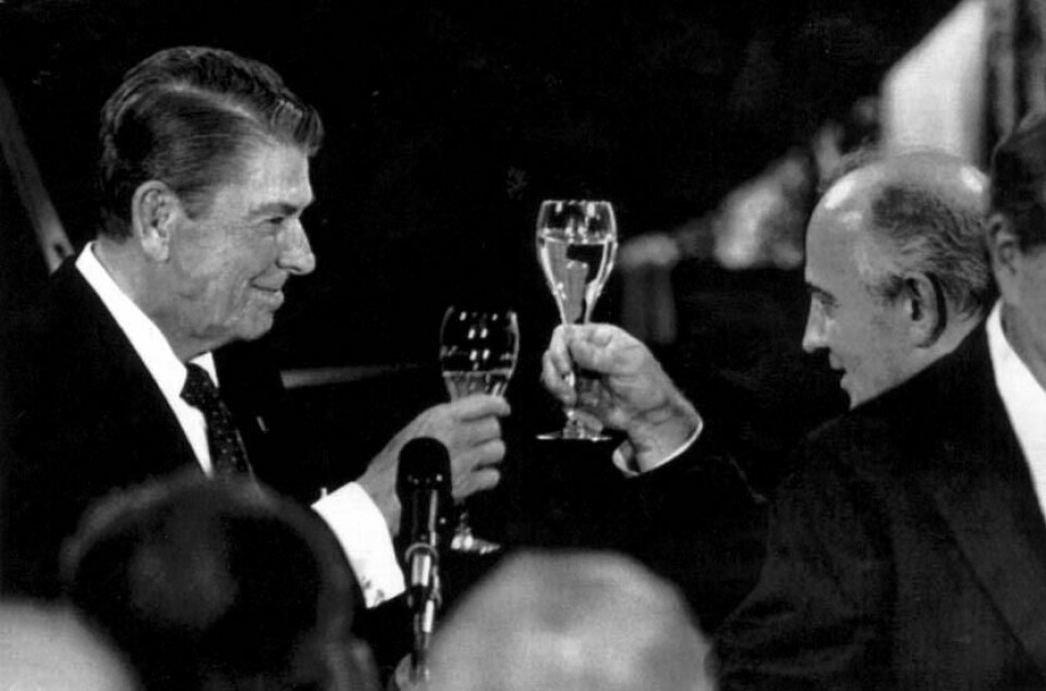 De ble jo nærmest kompiser, Reagan og Gorbatsjov, og vi trengte ikke lenger å frykte den kalde krigen. Vårt århundre 1980-1990
19880601
Moskva, Sovjet-leder Mikail Gorbatsjov (t.h.) sammen med USAs president Ronald Reagan.
19991211,