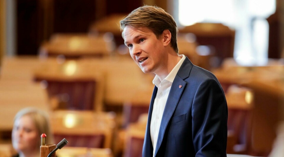 Ap ønsker krisemilliarder til landets skoler. Vi kan ikke basere oss på at lærerne skal jobbe gratisdugnad for å få ned smittesituasjonen, sier partiets skolepolitiske talsperson Torstein Tvedt Solberg. Oslo 20200520. Torstein Tvedt Solberg (Ap i den muntlig spørretime på stortinget.Foto: Vidar Ruud / NTB