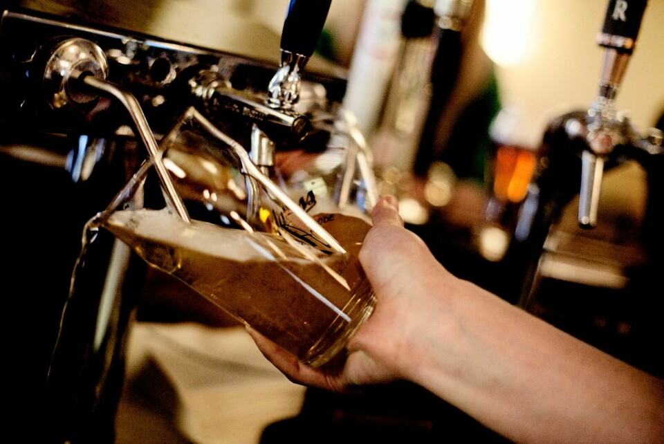 Folk forstår ikke hvorfor man ikke kan få en øl til maten når serveringsstedet overholder bestemmelsene om å holde avstand, håndvask og munnbind, mener Dagsavisen. Foto: Fartein Rudjord 30062011
Fylla har skylda.
Foto:Fartein Rudjord 30062011
Fylla har skylda
Øl
Alkohol
Sjenkebevilgning
FOTO: Fartein Rudjord