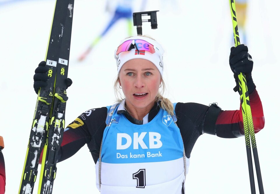 Tiril Eckhoff måtte gå én strafferunde, men tok likevel sin 19. verdenscupseier på skiskyttersprinten i tyske Oberhof torsdag. Norway's Tiril Eckhoff celebrates after winning the women's 10 km pursuit race at the Biathlon World Cup in Oberhof, Germany, Saturday, Jan. 9, 2021. (AP Photo/Matthias Schrader)