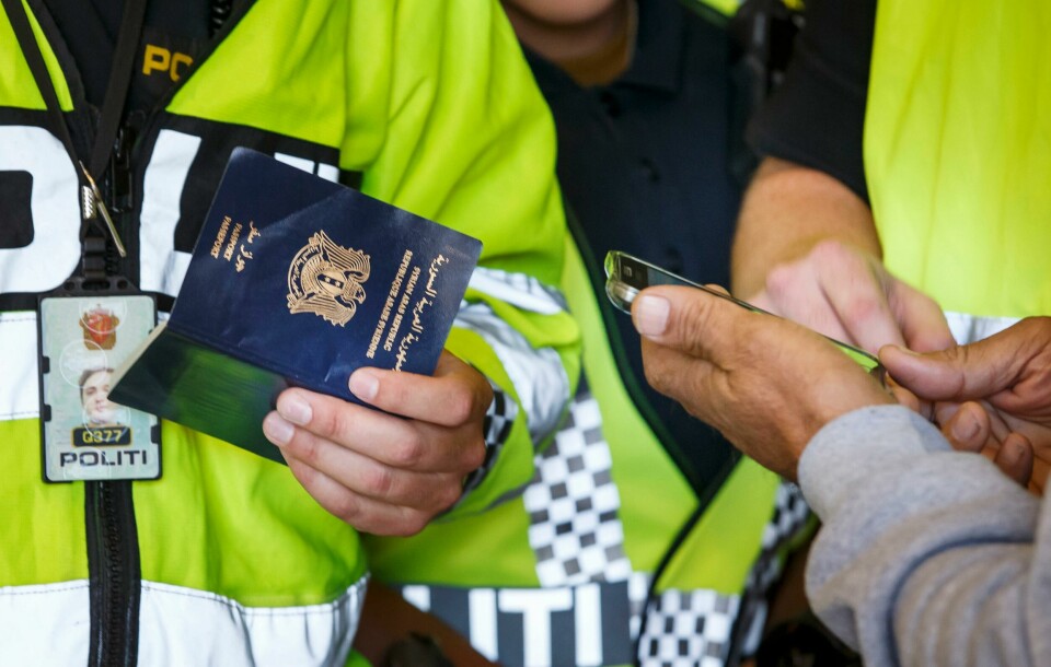 16 prosent av de ansatte i Politiets utlendingsenhet har opplevd seksuell trakassering det siste året, viser en undersøkelse. Svinesund 20150909. For syriske 'Mohammed' endte en flere uker lang reise gjennom Europa på tollstasjonen i Svinesund. Stadig flere gjør som ham. Politiets utlendingsenhet på grensen tar raskt personalia og fingeravtrykk.Foto: Heiko Junge / NTB