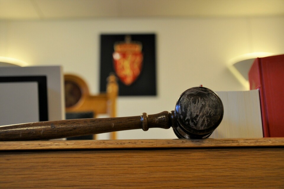 En ung Fredrikstad-mann er tiltalt for knivranet av bensinstasjonen på St. Croix i september samt for flere tilfeller av vold, trusler og hærverk. Saken går for Fredrikstad tingrett i februar. Fredrikstad tingrett. Domstol. Dom. Tiltale. Tiltalt. Dømt. Dommerklubbe. Klubbe.