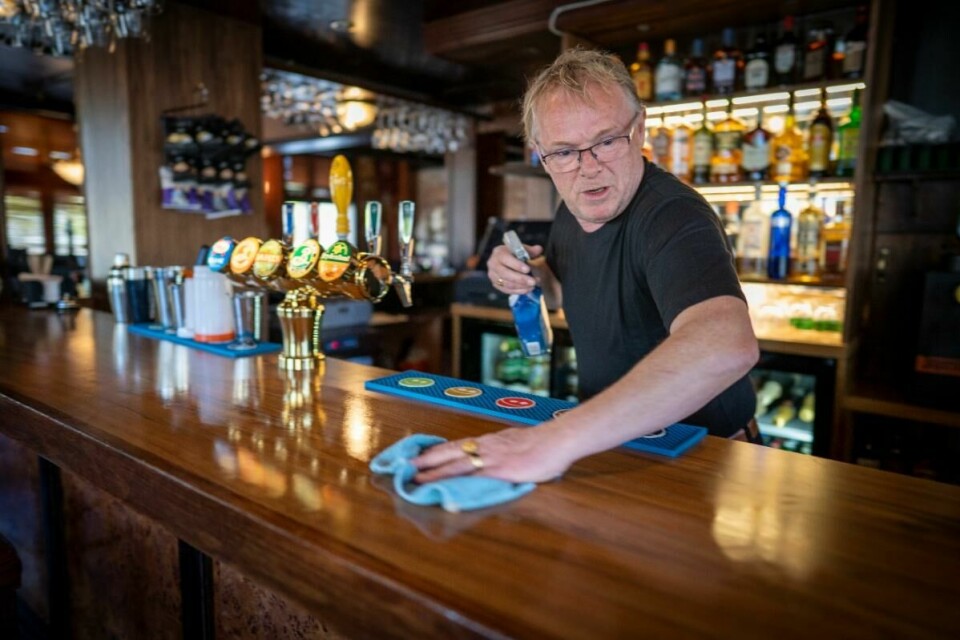 Per Sandberg blir andrekandidat for partiet Liberalistene i Vestland foran valget til høsten. Her er Sandberg i baren han driver i Halden. Per Sandberg blir andrekandidat for partiet Liberalistene i Vestland foran valget til høsten. Her er Sandberg i baren han driver i Halden.