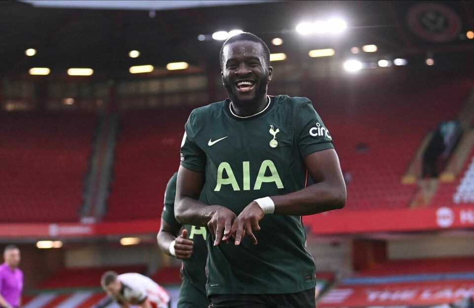 Tanguy Ndombele feirer klassemålet som sikret 3-1 for Tottenham. Tottenham Hotspur's Tanguy Ndombele celebrates scoring their third during the English Premier League soccer match between Sheffield United and Tottenham Hotspur at the Bramall Lane stadium in Sheffield, England, Sunday, Jan.17, 2021. (Laurence Griffiths/Pool via AP)