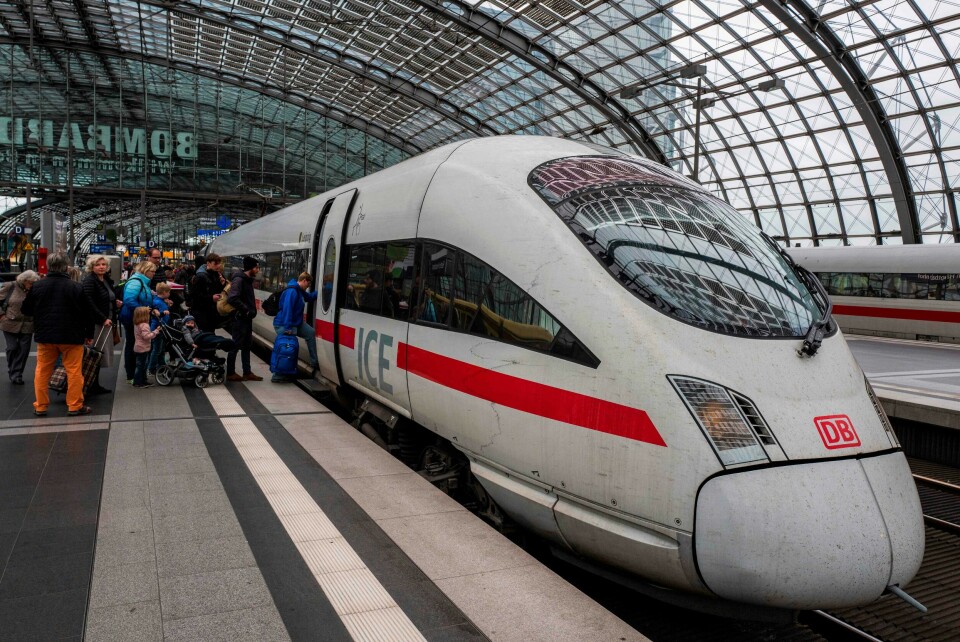 Fortsatt er det bare et lite mindretall av reisene i Europa som skjer med tog, til tross for de mange fordelene ved slike reiser. Bildet viser et intercitytog fra Deutsche Bahn, på sentralstasjonen i Berlin. Passengers board an Inter City Express (ICE) train of Germany's Deutsche Bahn (DB) at Berlin's Hauptbahnhof main railway station on October 4, 2018. - Deutsche Bahn have announced further fare increases for December 2018. (Photo by John MACDOUGALL / AFP)