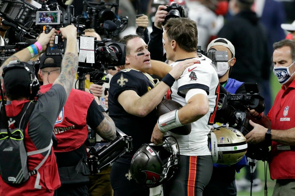 Tom Brady (43) og hans Tampa Bay Buccaneers er klar for semifinale i NFL-sluttspillet etter 30-20-seier over Drew Brees (42) og New Orleans Saints. New Orleans Saints quarterback Drew Brees, center left, speaks with Tampa Bay Buccaneers quarterback Tom Brady after an NFL divisional round playoff football game, Sunday, Jan. 17, 2021, in New Orleans. The Buccaneers won 30-20. (AP Photo/Butch Dill)