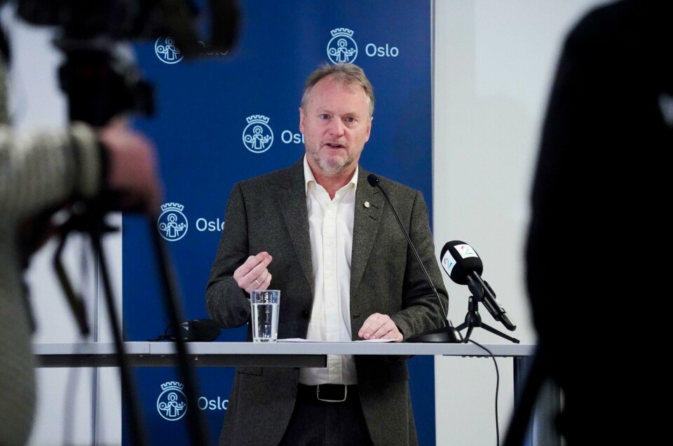 Byrådsleder Raymond Johansen (Ap) i Oslo ber oslofolk forberede seg på fortsatt strenge tiltak de neste ukene. Oslo 20210114. Byrådet i Oslo og Raymond Johansen markerer starten på massevaksinasjonen. Kassen med vaksiner ankommer. Bydel Bjerkes vaksinelokaler i Oslo torsdag. Coronavaksine. Covid 19. Pfizer.Foto: Lise Åserud / NTB