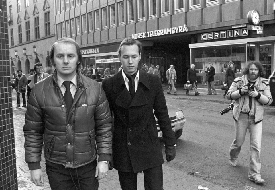 Oslo 1979-01-15:Rettssaken mot den tidligere Securitasvakten Jan Petter ('Bankboks-Benny') Askevold tar til. Askevold er siktet for å ha stjålet 1.250.000 kroner fra bankbokser i Kreditkassens filial i Rosenkrantzgate i Oslo. I retten innrømmet han skyld. Bildet: Tiltalte Jan Petter Askevold (t.h.) på vei tilbake til retten, etter åstedsbefaring i Kreditkassens filial i Pressens Hus i Rosenkranzgata i Oslo sentrum, 17. januar 1979. T.v. en politimann. /Benny Bankboks/Benny Askvold/ FOTO: Bjørn Sigurdsøn / NTB / NTB Oslo 1979-01-15:
Rettssaken mot den tidligere Securitasvakten Jan Petter ('Bankboks-Benny') Askevold tar til. Askevold er siktet for å ha stjålet 1.250.000 kroner fra bankbokser i Kreditkassens filial i Rosenkrantzgate i Oslo. I retten innrømmet han skyld. Bildet: Tiltalte Jan Petter Askevold (t.h.) på vei tilbake til retten, etter åstedsbefaring i Kreditkassens filial i Pressens Hus i Rosenkranzgata i Oslo sentrum, 17. januar 1979. T.v. en politimann. /Benny Bankboks/Benny Askvold/
FOTO: Bjørn Sigurdsøn / NTB / NTB