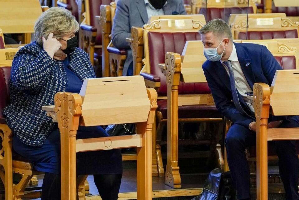 Både Erna Solberg og Bent Høie var stramme bak maskene da opposisjonen på Stortinget overkjørte regjeringens koronatiltak. Foto: Håkon Mosvold Larsen/NTB