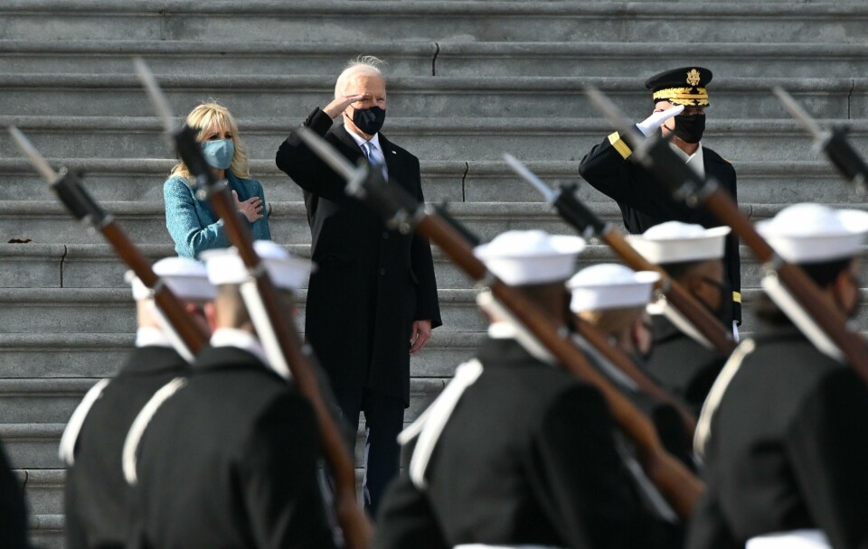 Joe Biden. Foto: NTB (L-R) US First Lady Jill Biden and President Joe Biden, review troops at the US Capitol, on January 20, 2021, in Washington, DC. (Photo by JIM WATSON / AFP)