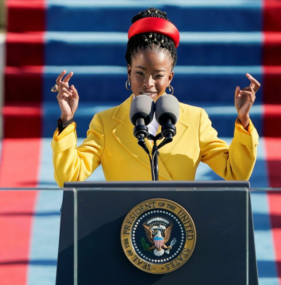 Den 22 år unge poeten Amanda Gormans framføring av diktet hun har skrevet, «The Hills We Climb», var et klart kunstnerisk høydepunkt på Biden/Harris’ innsettelsesseremoni onsdag kveld. Foto: Patrick Semansky/AP/NTB Den 22 år unge poeten Amanda Gormans framføring av diktet hun har skrevet, «The Hills We Climb», var et klart kunstnerisk høydepunkt på Biden/Harris’ innsettelsesseremoni onsdag kveld. Foto: Patrick Semansky/AP/NTB