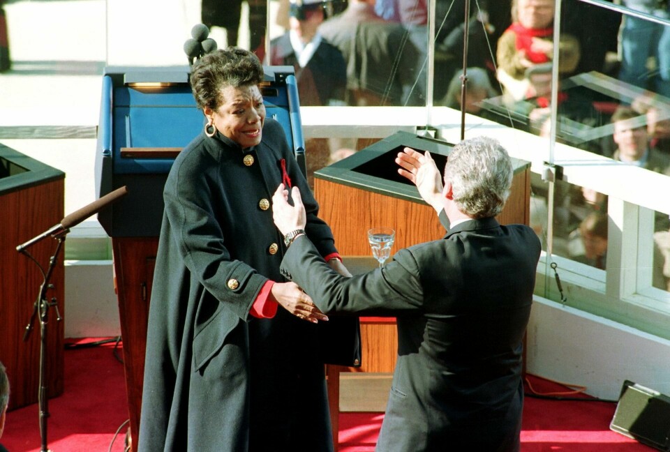 Maya Angelou hylles av Bill Clinton på sistnevntes innsettelsesseremoni i 1993. Foto: Mark Lennihan/AP/NTB Maya Angelou hylles av Bill Clinton på sistnevntes innsettelsesseremoni i 1993. Foto: Mark Lennihan/AP/NTB