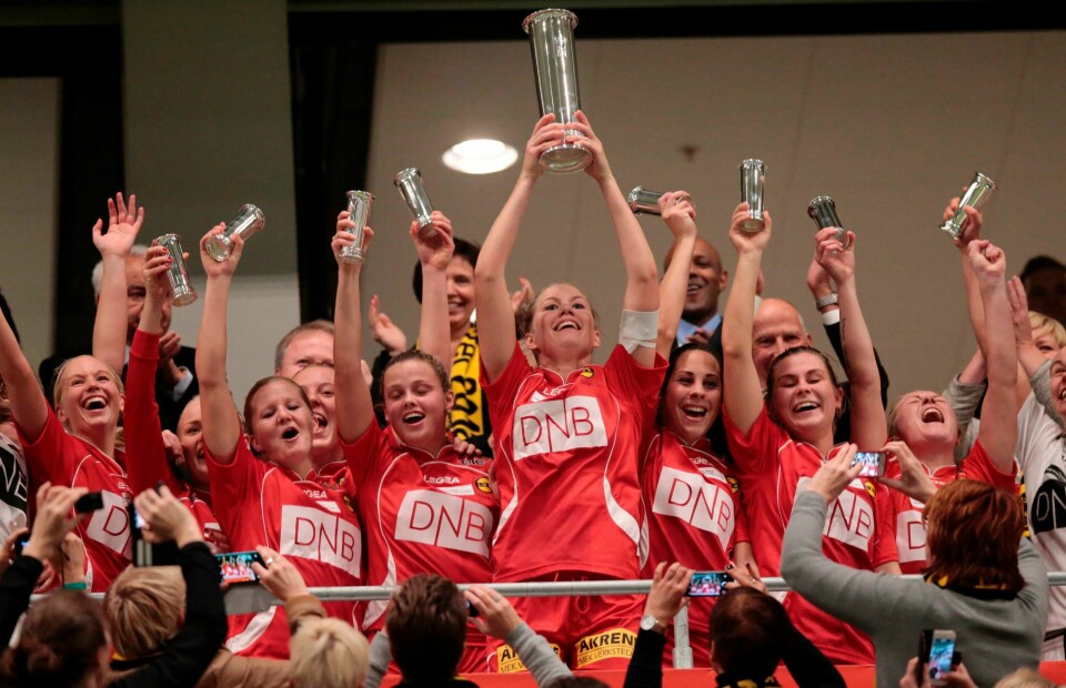 Glade LSK-spillere med kongepokalen etter at Trondheims-Ørn er slått i cupfinalen. FOTO: LISE ÅSERUD/NTB SCANPIX