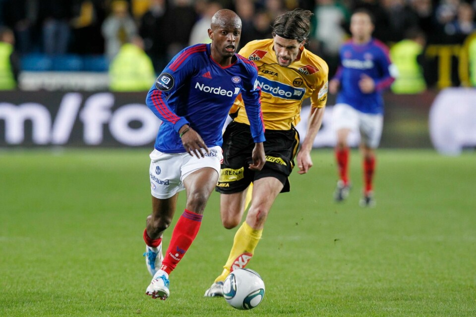 Tidligere Vålerenga-spiss Luton Shelton døde fredag. Han ble bare 35 år gammel. Oslo 20110417.
Eliteserien fotball, Vålerenga - Lillestrøm. Vålerengas Luton Shelton (t.v.) i løpsduell med Lillestrøms Stefan Gislason i eliteseriekampen i fotball mellom VIF og LSK på Ullevaal Stadion søndag kveld. Kampen endte 1-1.
Foto: Håkon Mosvold Larsen / NTB