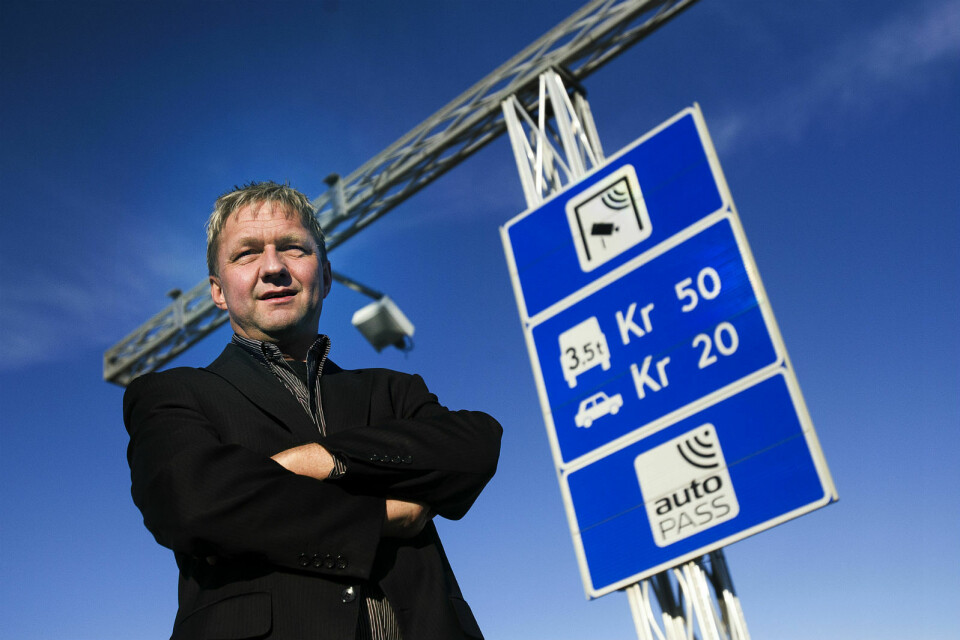 Siden 2001 har bomringen krevd inn 3,8 milliarder kroner. Nord-Jæren bompengeselskap har godt over 800 millioner kroner på bok. Dette er bilistenes penger. Det er et ønske å legge pengene i vei framfor i bank, sier Pål Morten Borgli, styreleder i Nord-Jæren bompengeselskap. Siden 2001 har bomringen krevd inn 3,8 milliarder kroner. Nord-Jæren bompengeselskap har godt over 800 millioner kroner på bok. Dette er bilistenes penger. Det er et ønske å legge pengene i vei framfor i bank, sier Pål Morten Borgli, styreleder i Nord-Jæren bompengeselskap.