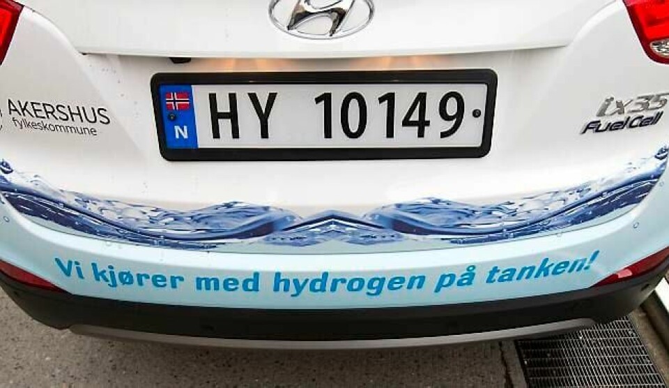 Dette bør bli et vanlig syn på norske veier i årene som kommer, er det etter hvert mange som mener. Hydrogenbilene kjennes enklest igjen på nummerskiltene sine. FOTO: ARNE OVE BERGO