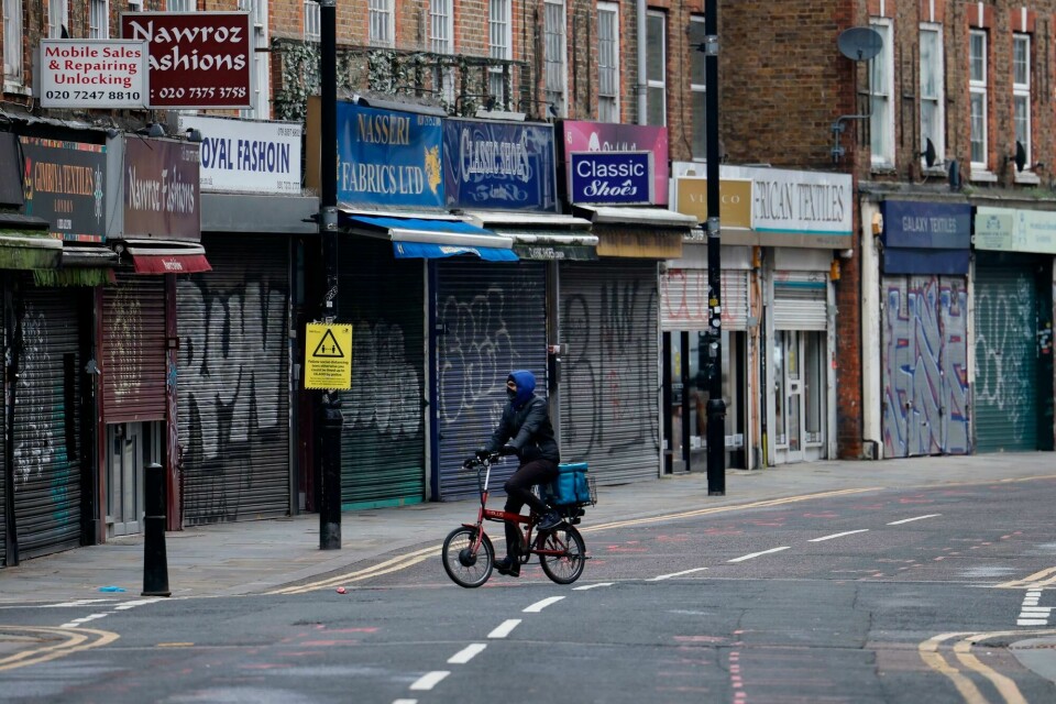 Forlatte gater, stengte butikker, tomme skoler: Slik er tilværelsen i flere land nå, blant annet i Storbritannia, der den britiske mutasjonen har spredd seg med rekordfart. Her fra London nylig. A delivery man cycles past shuttered shops along a near-deserted street in the City of London on January 15, 2021, during the third coronavirus lockdown. - Britain's economy slumped 2.6 percent in November on coronavirus restrictions, official data showed January 15, 2021, stoking fears that the current virus lockdown could spark a double-dip recession. (Photo by Tolga Akmen / AFP)