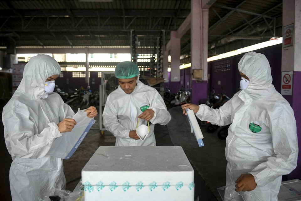 Healthcare workers get ready to collect samples during proactive testing of migrant workers at their work place, amid the spread of the coronavirus disease (COVID-19) outbreak in Samut Sakhon province in Thailand, January 27, 2021. REUTERS/Chalinee Thirasupa Healthcare workers get ready to collect samples during proactive testing of migrant workers at their work place, amid the spread of the coronavirus disease (COVID-19) outbreak in Samut Sakhon province in Thailand, January 27, 2021. REUTERS/Chalinee Thirasupa
