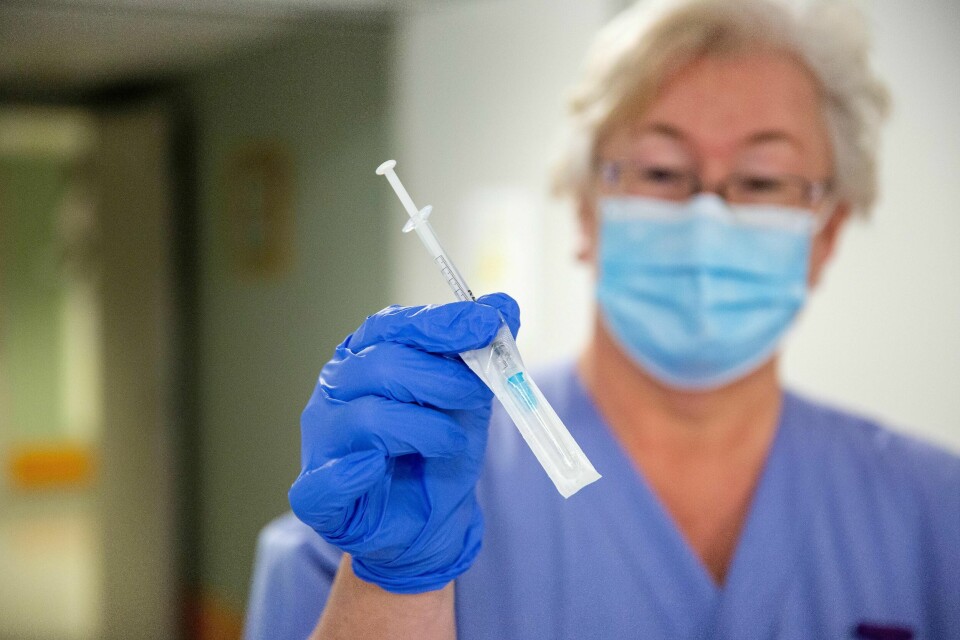 Tirsdag 5. januar 2020 kom koronavaksinen til Moss. Vernepleier Vivian Sandvold ved Orkerød sykehjem fikk æren av å sette den første sprøyta. Vaksine. Comirnaty. BioNTech. Pfizer. Koronaviruset. Koronavaksine. Covid-19.