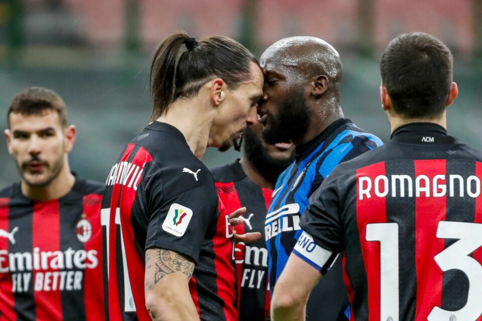 Lukaku og Ibrahimovic la sine panner mot hverandre etter at Lukaku ble tøft taklet av en av Zlatans lagkamerater. AC Milan's Zlatan Ibrahimovic, center left, and Inter Milan's Romelu Lukaku, center right, argue during an Italian Cup round of 8 soccer match between Inter Milan and AC Milan at the San Siro stadium, in Milan, Italy, Tuesday, Jan. 26, 2021. (AP Photo/Antonio Calanni)