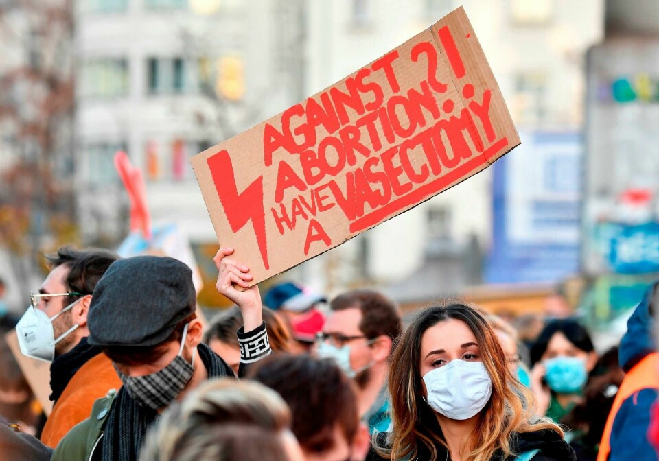 «Mot abort? Steriliser deg!» står det på plakaten under en demonstrasjon mot at Polen har vedtatt en lov som nesten uten unntak forbyr abort. Foto: Tobias Schwarz/NTB «Mot abort? Steriliser deg!» står det på plakaten under en demonstrasjon mot at Polen har vedtatt en lov som nesten uten unntak forbyr abort. Foto: Tobias Schwarz/NTB