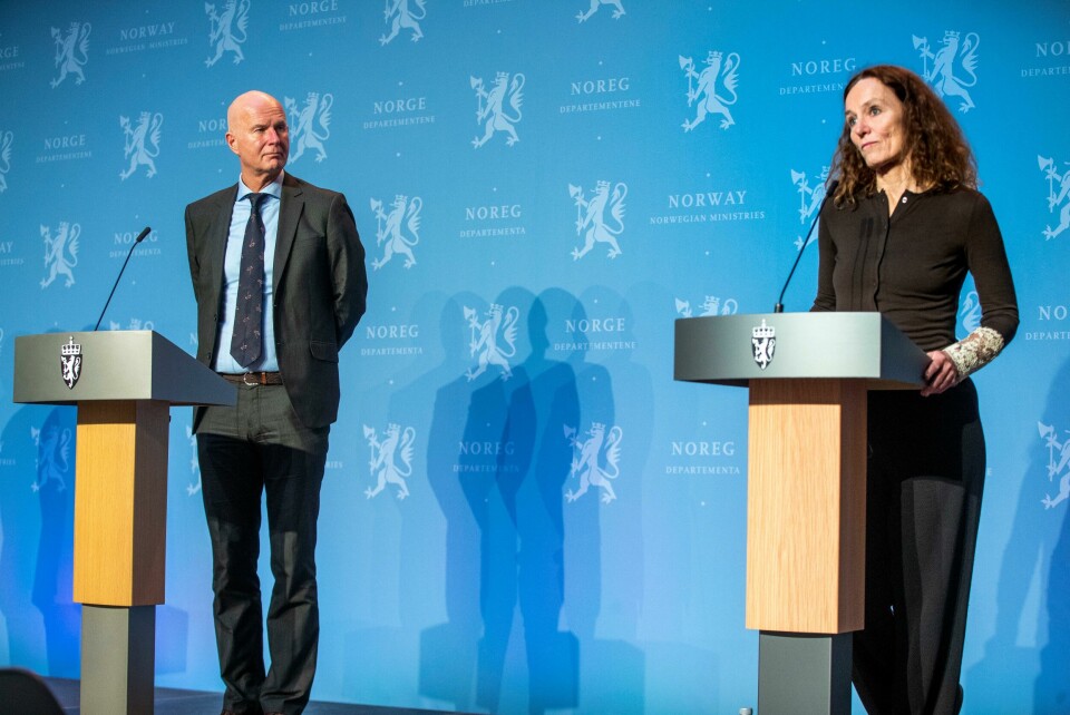 Både FHI-direktør Camilla Stoltenberg og helsedirektør Bjørn Guldvog måtte se sine ansatte jobbe titusenvis av timer med overtid i fjor. Oslo 20201103. Helsedirektør Bjørn Guldvog og Camilla Stoltenberg i Folkehelseinstituttet på regjeringens pressekonferanse om kornavirus-situasjonen.Foto: Terje Pedersen / NTB