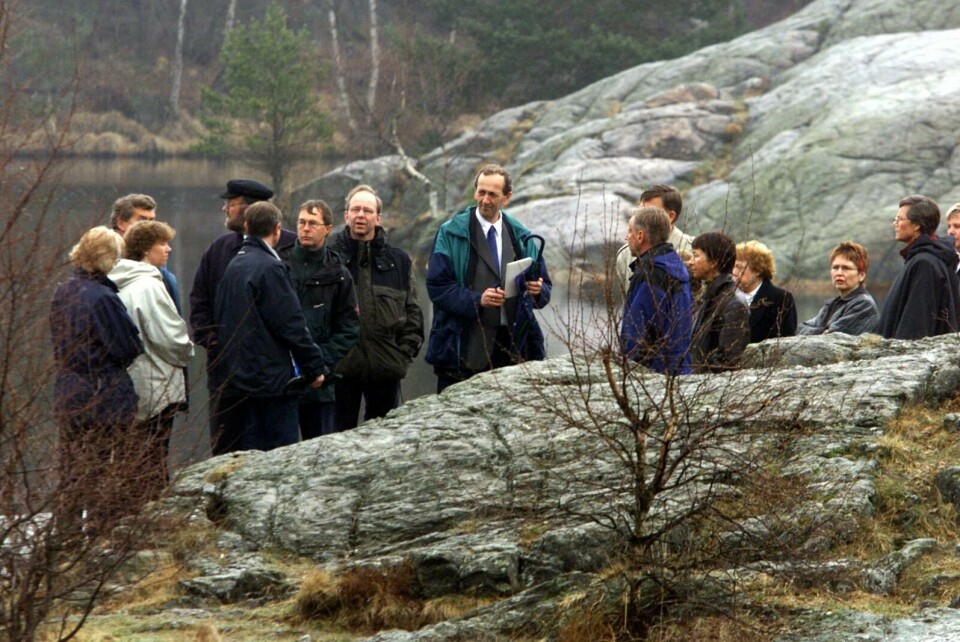 2001: Retten på befaring i området der de to jentene ble drept. Fra denne høyden hevder Jan Helge Andersen at han og Viggo Kristiansen så de to jentene bade i 3. Stampe i Baneheia, Kristiansand. Foto: Lise Åserud/NTB KRISTIANSAND 20010427: Rettssaken om barnedrapene i Baneheia fortsetter. Befaring i området der de to jentene ble drept. Fra denne høyden hevder Jan Helge Andersen at han og Viggo Kristiansen så de to jentene bade i 3. Stampe i Baneheia, Kristiansand.
Foto: Lise Åserud / NTB