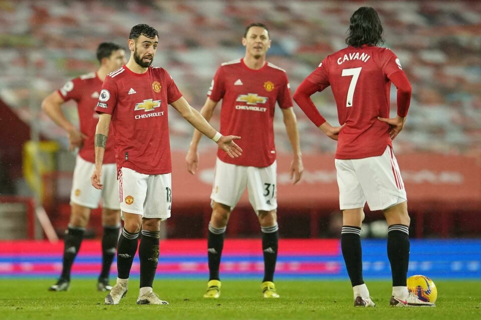 Manchester United skulle ta tilbake tabelltoppen med seier mot tabelljumbo, men gikk på en kjempesmell med 1-2-tap på Old Trafford. Manchester United's Portuguese midfielder Bruno Fernandes (L) and teammates react after conceding their second goal during the English Premier League football match between Manchester United and Sheffield United at Old Trafford in Manchester, north west England, on January 27, 2021. (Photo by Dave Thompson / POOL / AFP) / RESTRICTED TO EDITORIAL USE. No use with unauthorized audio, video, data, fixture lists, club/league logos or 'live' services. Online in-match use limited to 120 images. An additional 40 images may be used in extra time. No video emulation. Social media in-match use limited to 120 images. An additional 40 images may be used in extra time. No use in betting publications, games or single club/league/player publications. /