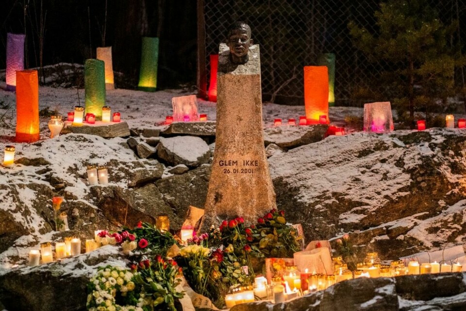 «Glem ikke» står det på minnesmerket til Benjamin Hermansen på Åsbråten på Holmlia. Nå er historien hans også foreviget i tegneserieform. «Glem ikke» står det på minnesmerket til Benjamin Hermansen på Åsbråten på Holmlia. Nå er historien hans også foreviget i tegneserieform.